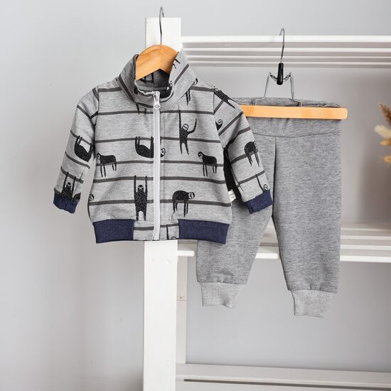 74d. Pilkas laisvalaikio kostiumas