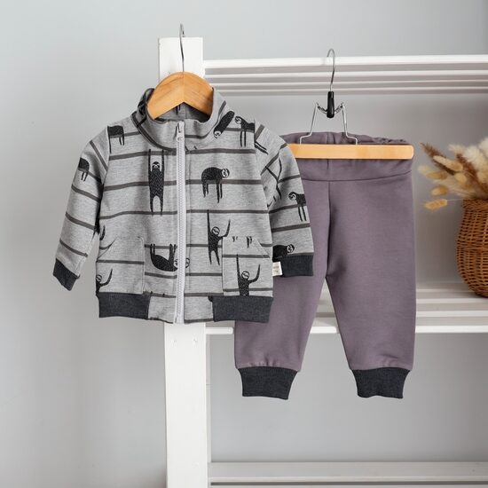 74d. Pilkas laisvalaikio kostiumėlis