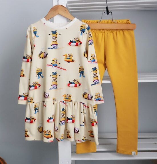 116d. Minions suknelė su tamprėmis