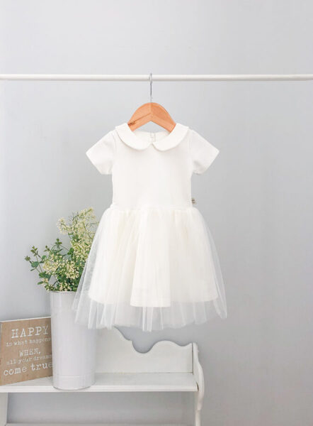 Balta suknelė su apykakle
